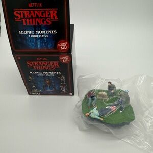 Netflix Stranger Things Iconic Moments Mini 3 in Statue Figure Levitating Max
